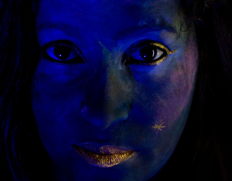 Foto de una persona con la cara pintada.