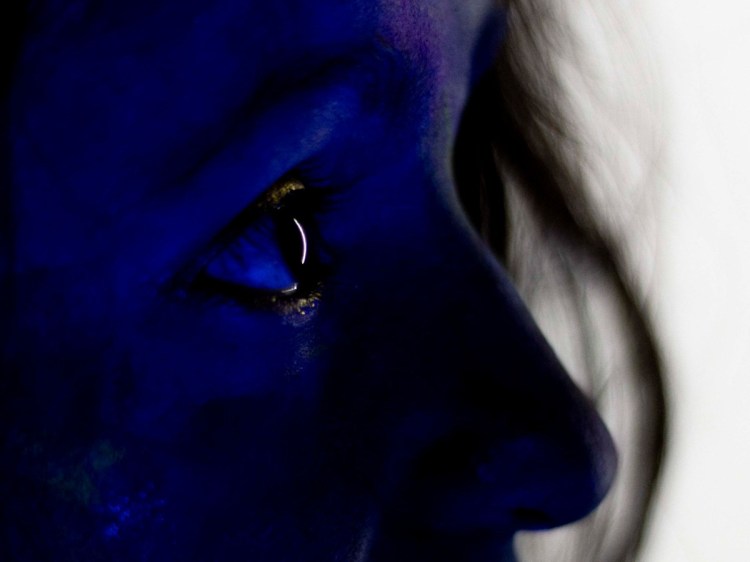 Foto de una persona con la cara pintada.