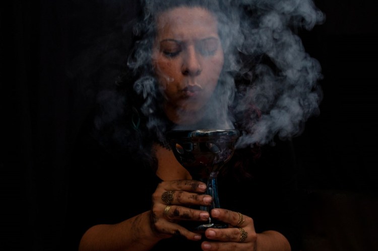 Foto de una persona con una copa humeante.