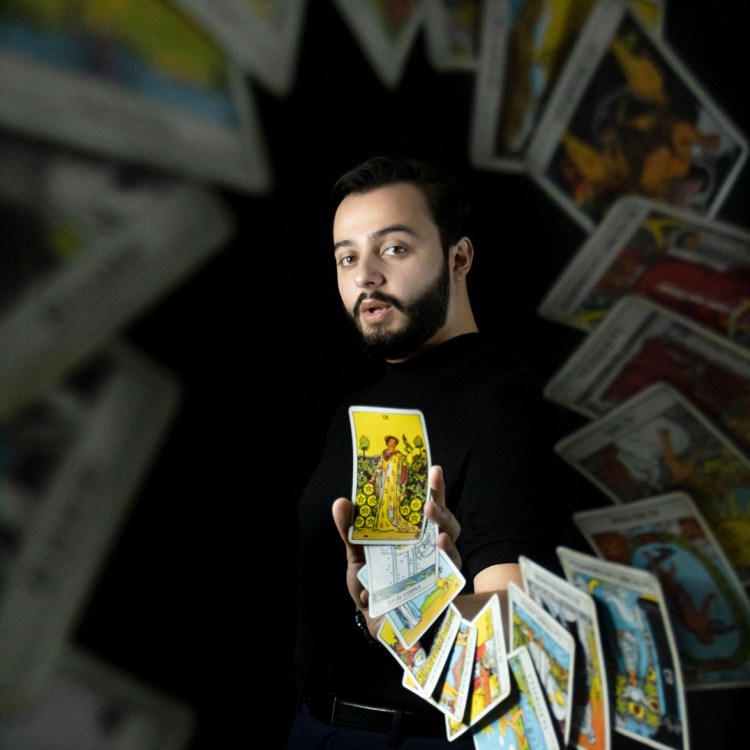 Foto de una persona tirando cartas al aire.