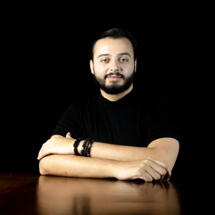 Foto de una persona mirando a la cámara.