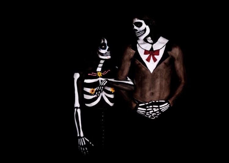 Foto de dos personas con arte corporal.