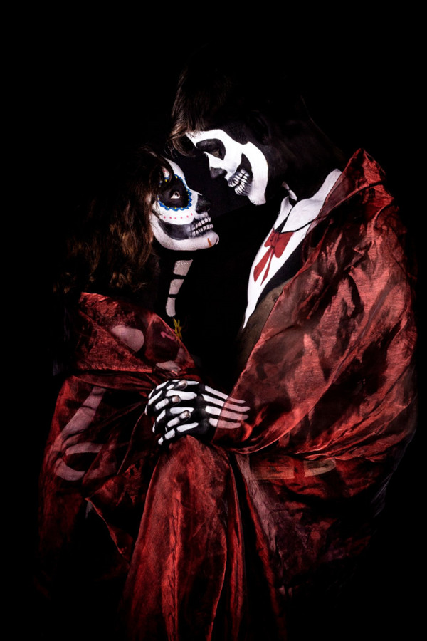 Foto de dos personas con arte corporal mirándose el uno al otro.